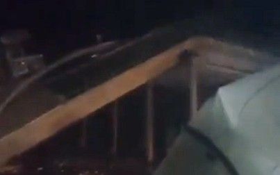 Un puente se derrumbó sobre un tren de pasajeros en Rusia - Captura de TV