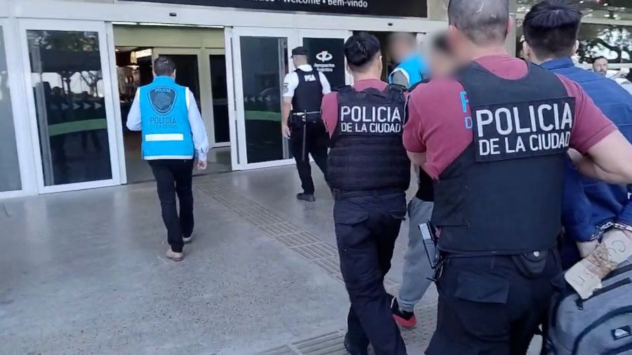 Cinco extranjeros deportados