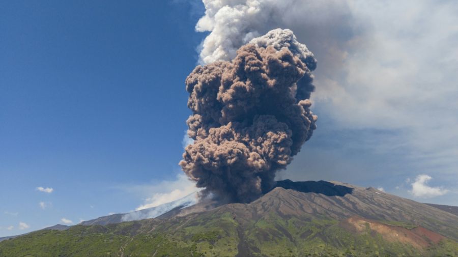Volcán Etna en erupción 