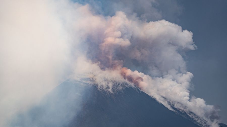 Volcán Etna en erupción 