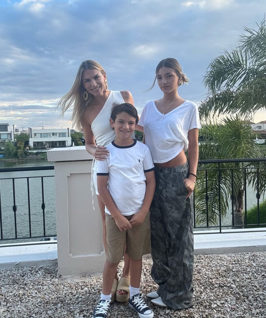 Carolina Oltra y sus hijos