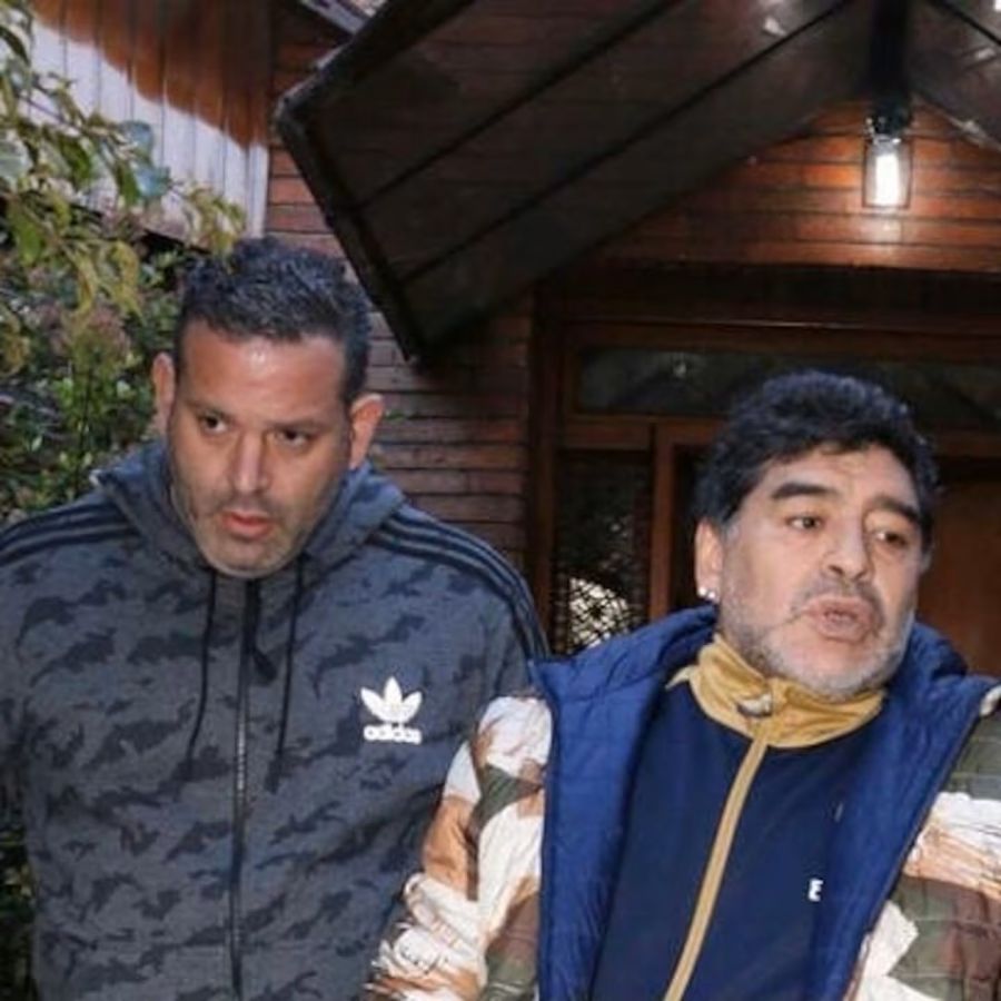 Diego Maradona y su custodio
