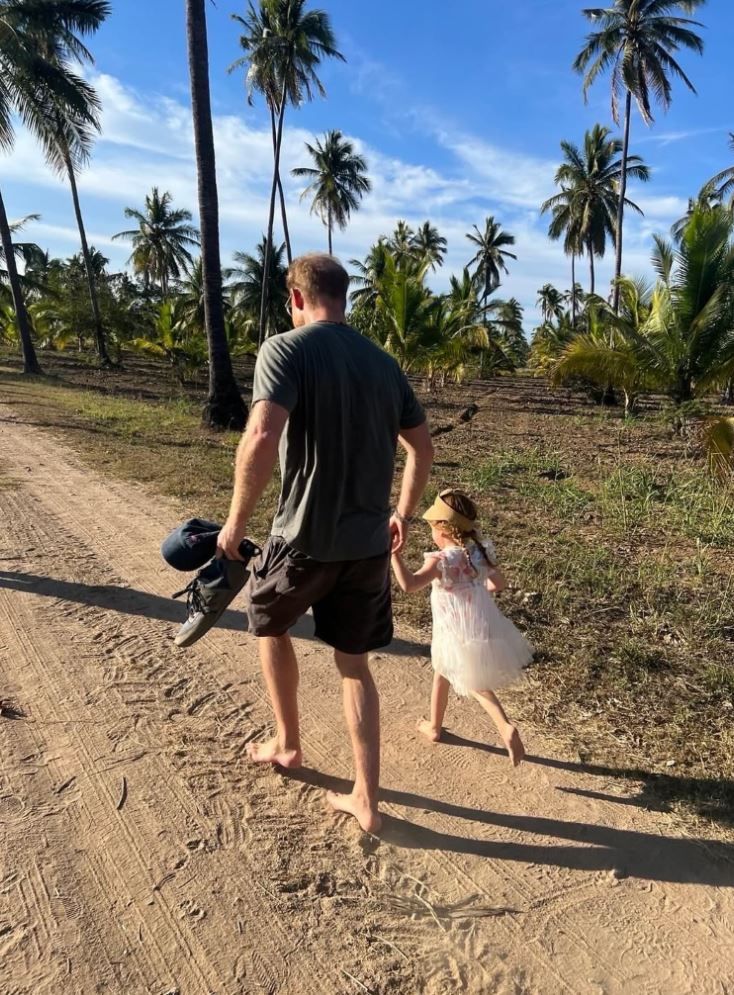 Meghan Markle y el príncipe Harry con su hija Lilibet