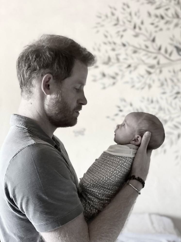 Meghan Markle y el príncipe Harry con su hija Lilibet