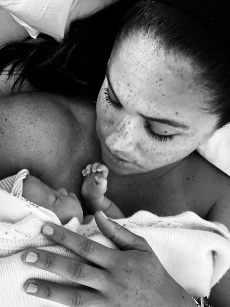 Meghan Markle y el príncipe Harry con su hija Lilibet