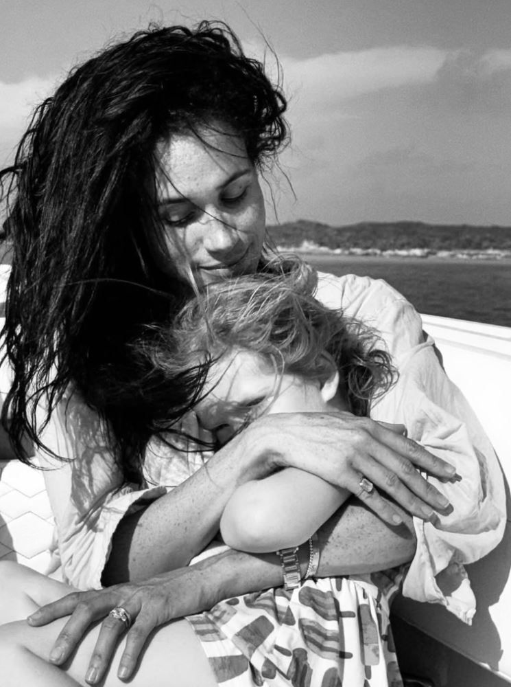 Meghan Markle y el príncipe Harry con su hija Lilibet