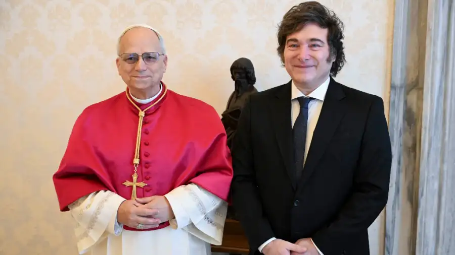 Milei con el papa León XIV, en el Vaticano.
