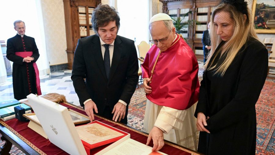 Milei con el papa León XIV, en el Vaticano.