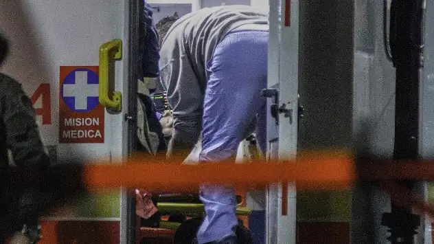 Uribe siendo asistido en la ambulancia que lo retiraba del lugar del ataque.