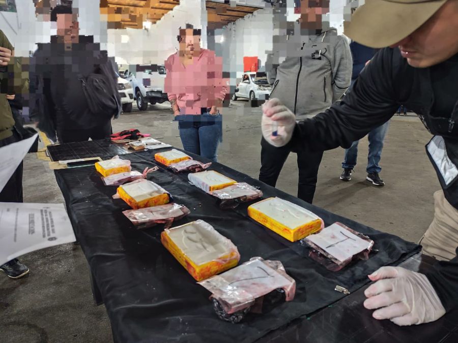 Momento del secuestro de 35 kilos de cocaína. 