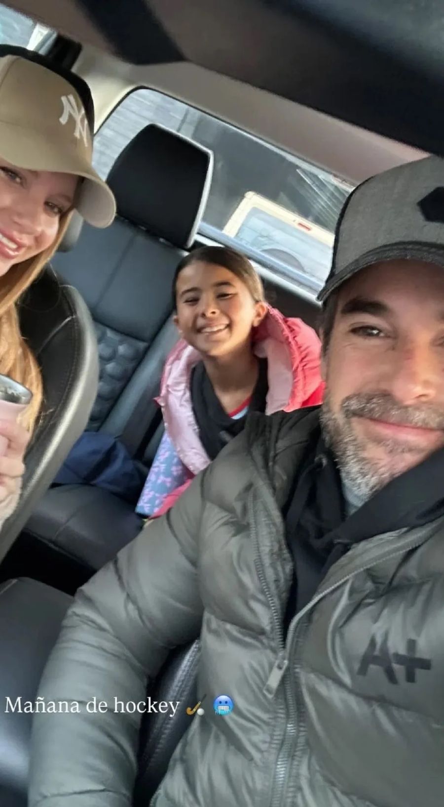 Nicolás Cabré con su novia y su hija Rufina