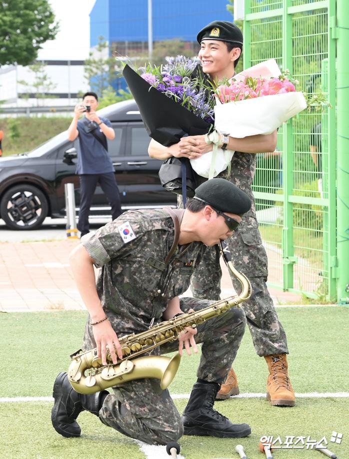 RM y V de BTS salida del ejército