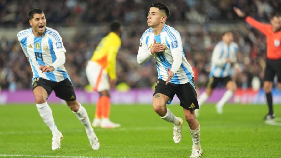 El festejo de Thiago Almada por el gol ante Colombia