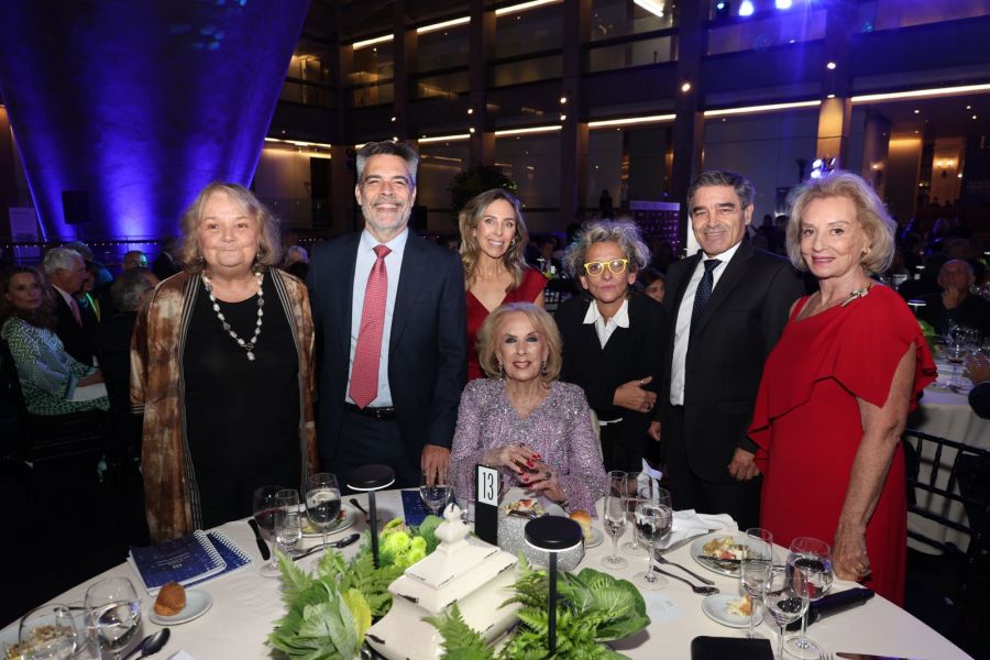 El look de Mirtha Legrand y Juliana Awada / Créditos: Nicolás Colombo y Jorge Amado