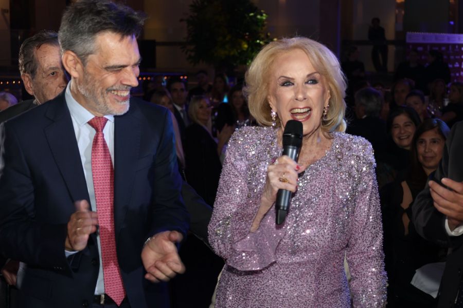 El look de Mirtha Legrand y Juliana Awada / Créditos: Nicolás Colombo y Jorge Amado