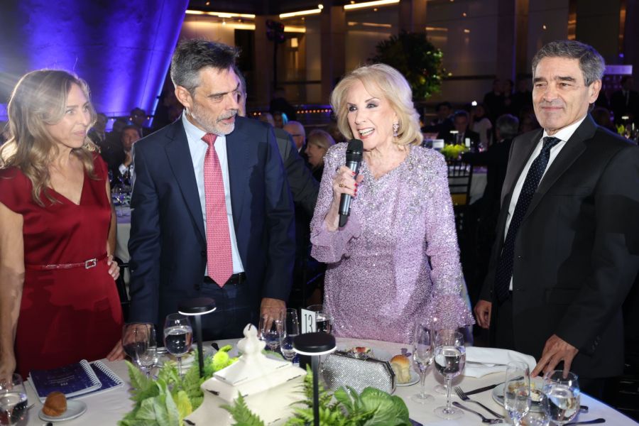 El look de Mirtha Legrand y Juliana Awada / Créditos: Nicolás Colombo y Jorge Amado