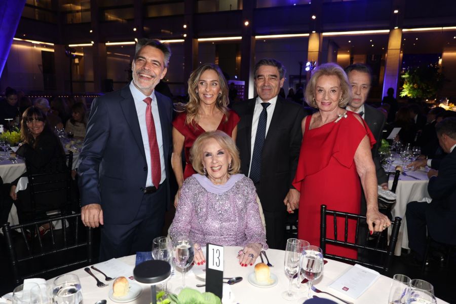 El look de Mirtha Legrand y Juliana Awada / Créditos: Nicolás Colombo y Jorge Amado