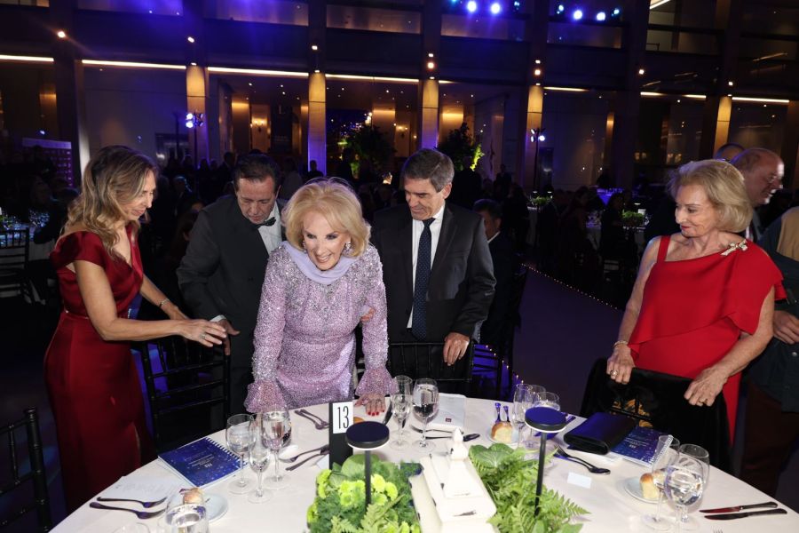 El look de Mirtha Legrand y Juliana Awada / Créditos: Nicolás Colombo y Jorge Amado