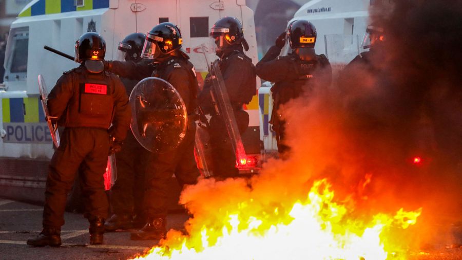 Fotogaleria La policía se reúne para enfrentarse a los manifestantes junto a una hoguera prendida en las calles durante una manifestación antiinmigración en Ballymena, Irlanda del Norte