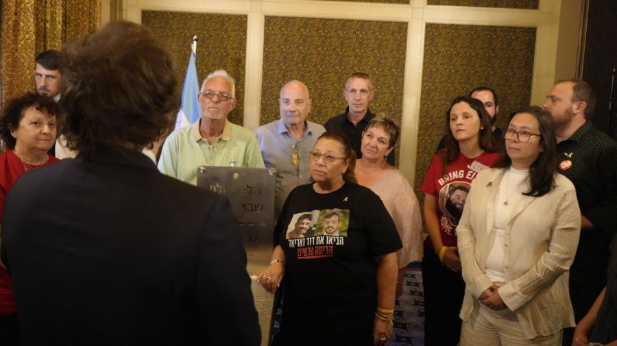 Javier Milei se reunió con familiares de personas secuestradas por Hamas en Israel