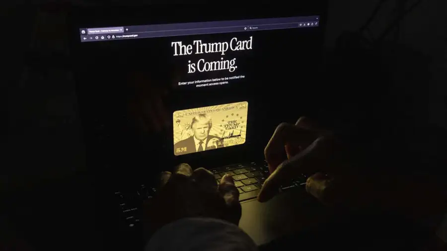 Donald Trump, muestra un modelo de su visa para millonarios20250612