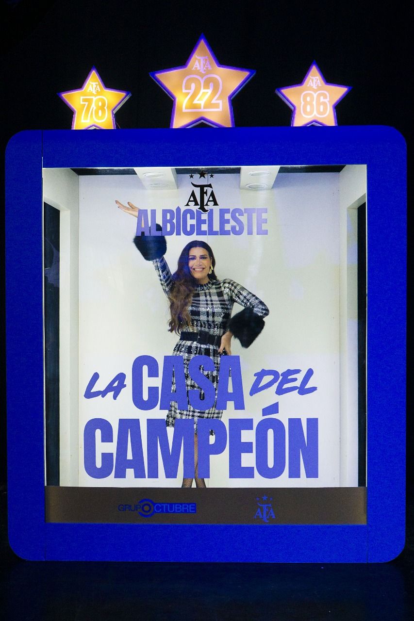 Las fotos de Alejandra Maglietti y Thiago Almada en el exclusivo evento de la selección