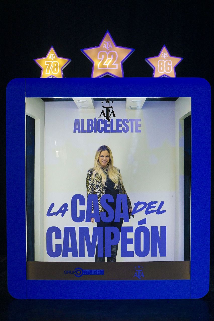 Las fotos de Alejandra Maglietti y Thiago Almada en el exclusivo evento de la selección