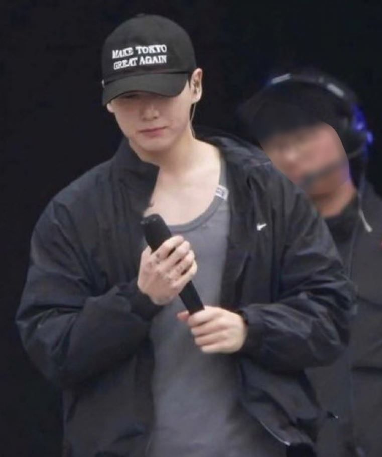 Jungkook con la gorra Make Tokyo Great Again