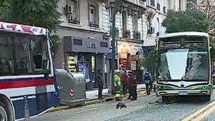 Colectivos de las líneas 59 y 152 chocaron en Recoleta, hubo 14 heridos, sin gravedad.