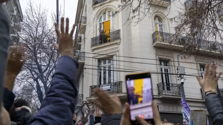 Con tobillera y sin balcón, las duras condiciones que la justicia le impuso a Cristina Kirchner - Image 3