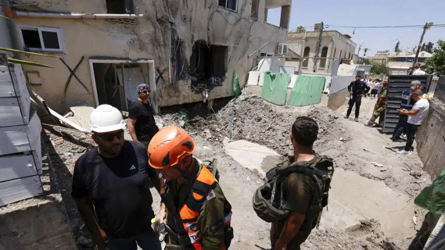 Soldados israelíes revisan los daños provocados por un misil iraní e Beit She'an, este sábado 21 de junio.