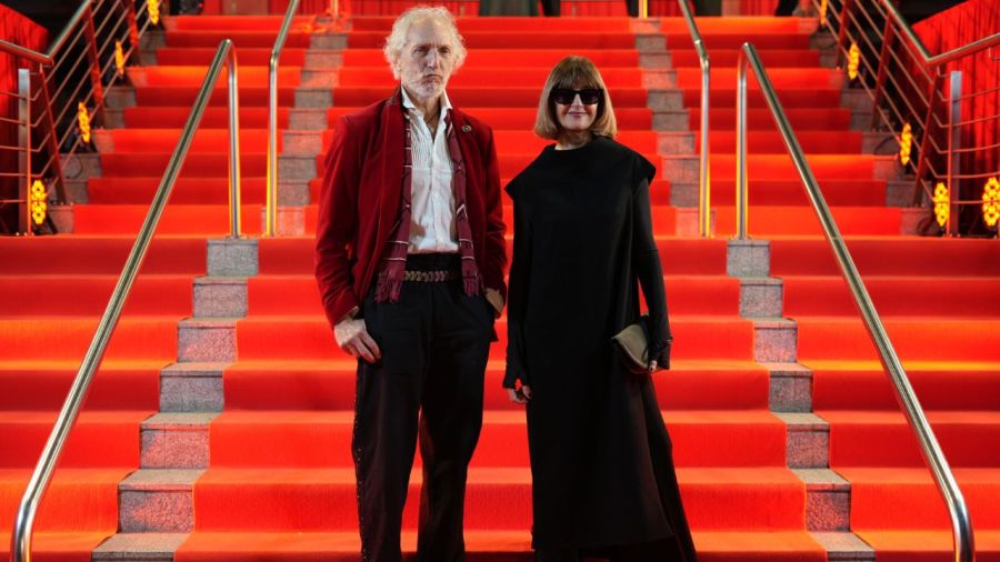 Carola Reyna deslumbró con un look total black con túnica y apto invierno en los Martín Fierro de Teatro 2025