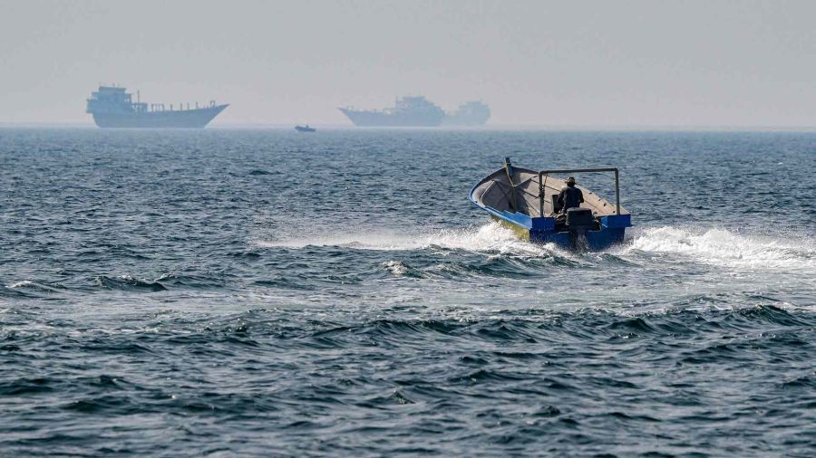 FOTOGALERIA Un barco navega en las aguas del estrecho de Ormuz