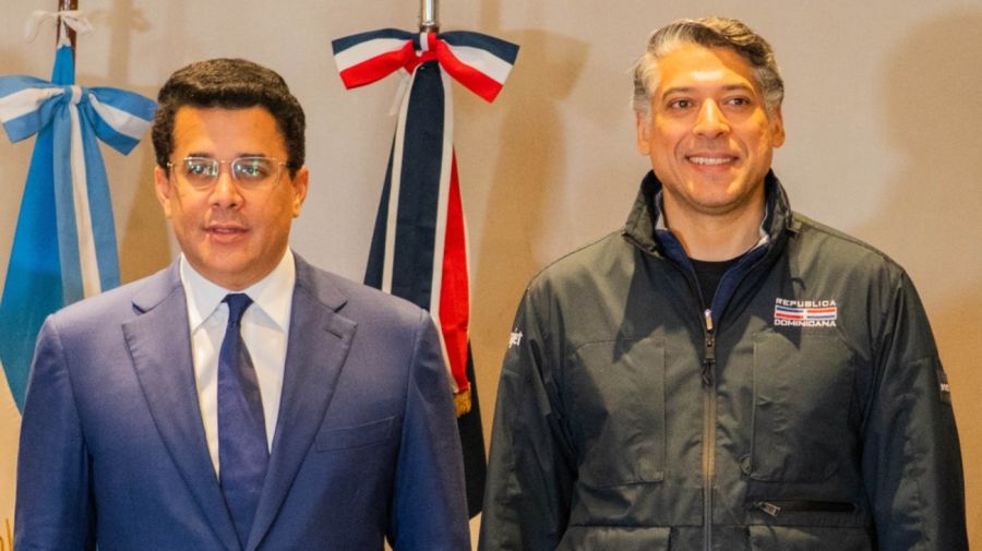Ministro de Turismo de República Dominicana, David Collado junto al CEO de Arajet, Victor Pacheco Méndez