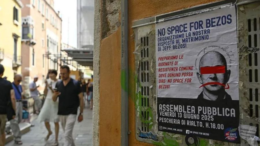 Cartel contra Jeff Bezos en Venecia