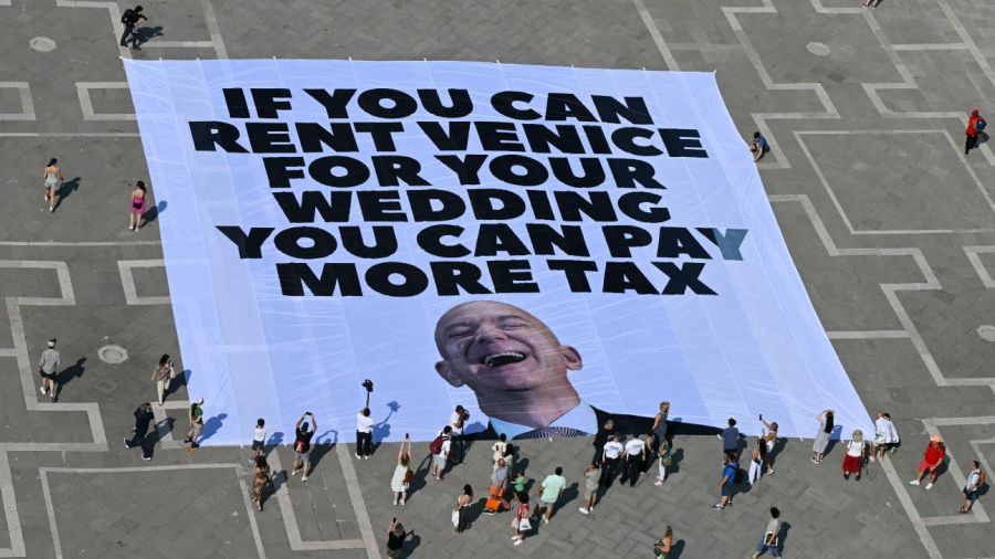 Cartel contra Jeff Bezos en Venecia