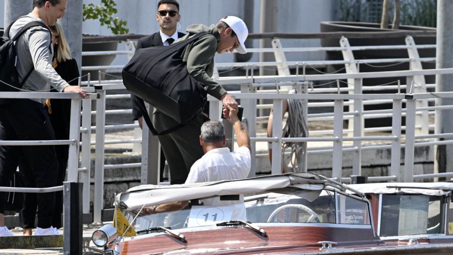 El jugador de fútbol americano estadounidense Tom Brady se prepara para subir a un taxi acuático tras aterrizar en el aeropuerto Marco Polo de Venecia antes de la boda de Jeff Bezos el 26 de junio de 2025