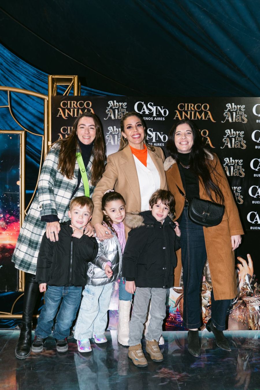 El look de los famosos para una noche de circo / Créditos: Joynix Media