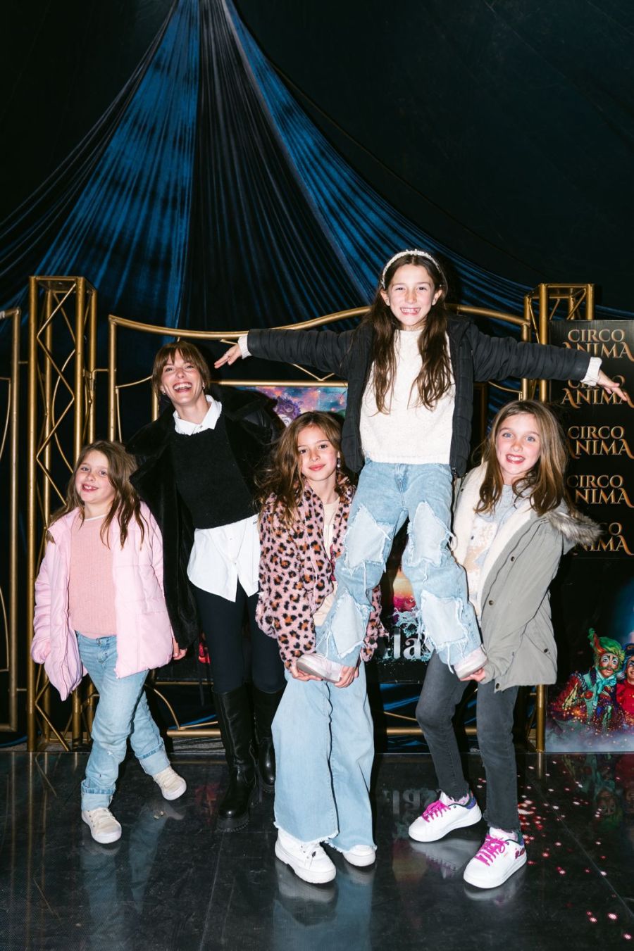 El look de los famosos para una noche de circo / Créditos: Joynix Media