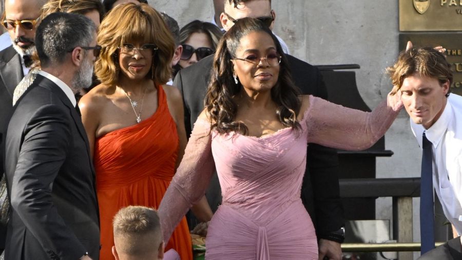 La periodista estadounidense Gayle King y Oprah Winfrey