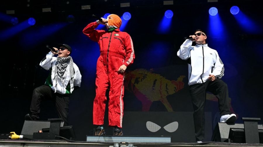 Mo Chara (izquierda), DJ Provai (centro) y Moglai Bap, miembros de la banda irlandesa de rap Kneecap