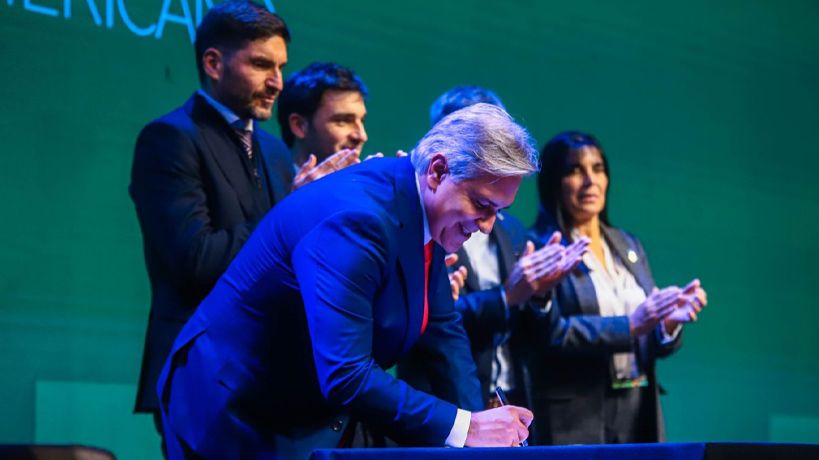 Firma de Llaryora junto a Pullaro