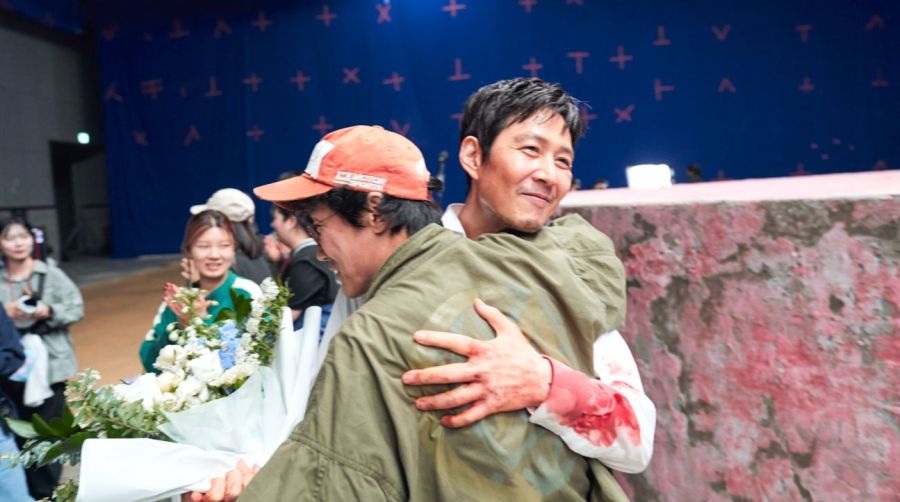 Lee Jung-jae y el director Hwang filmando el episodio final de Squid Game