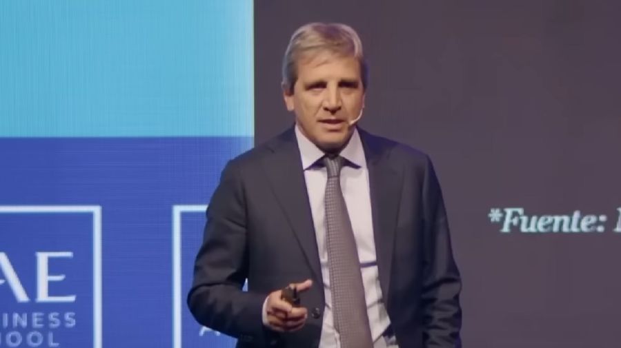 Luis Caputo en el Summit IAE Business School