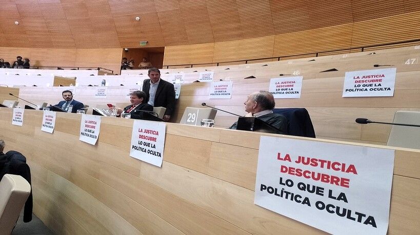 Nuevo cartel de la oposición en sesión 