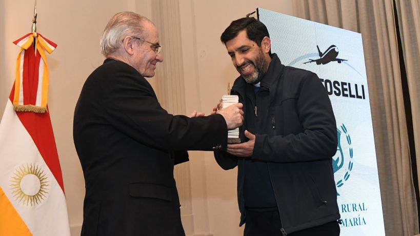 Parga le entrega el premio a Munir Braco