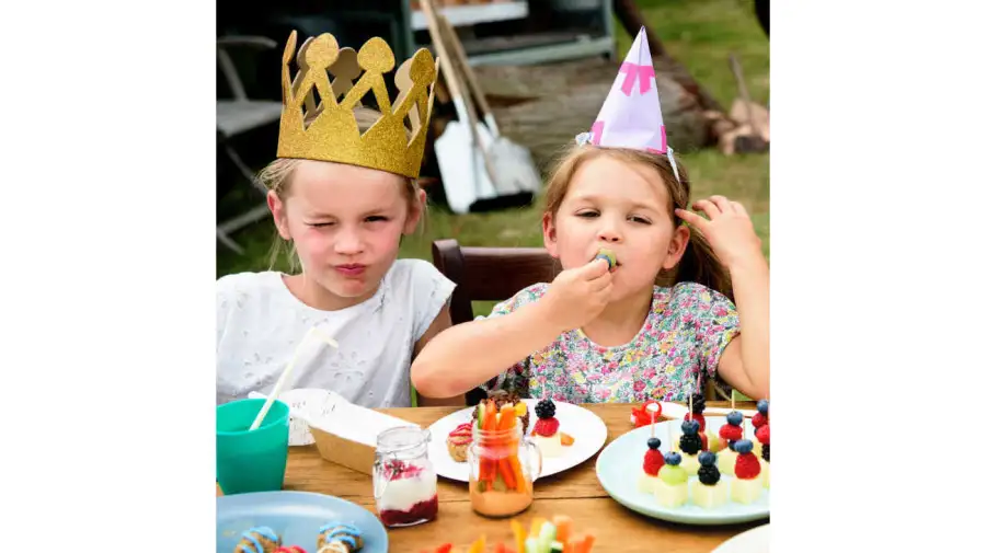 Torta de cumpleños junto a comida ultraprocesada 20250704