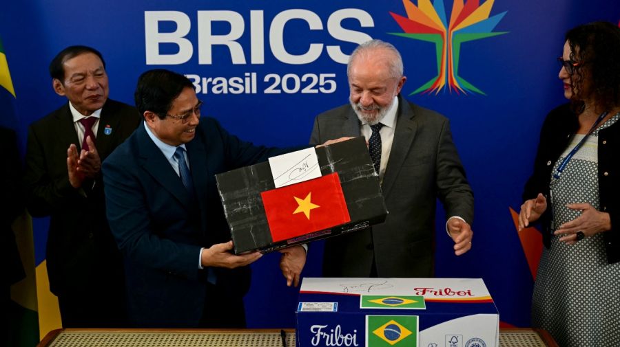 20250705 Lula da Silva recibe funcionarios en la previa a la cumbre de los BRICS en Río de Janeiro, Brasil