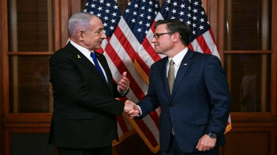 El presidente de la Cámara de Representantes de EE.UU., Mike Johnson, saluda al primer ministro israelí, Benjamin Netanyahu