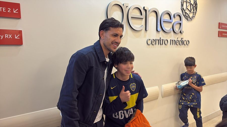 Leandro Paredes junto a hinchas